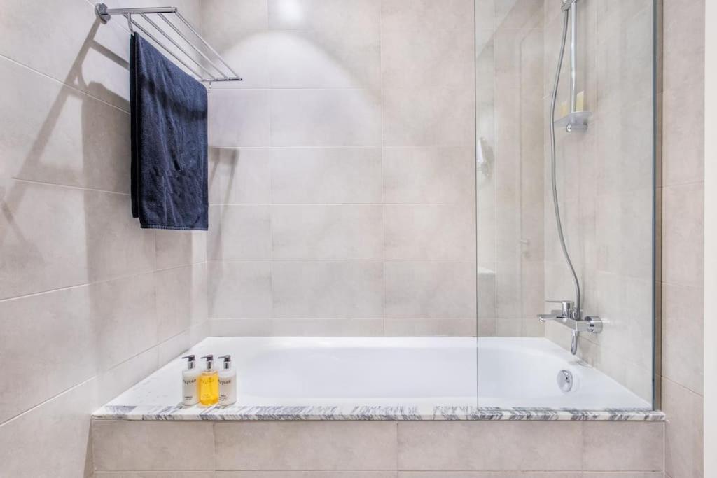 דובאי Paramount Hotel Midtown Flat With Burj Khalifa View מראה חיצוני תמונה